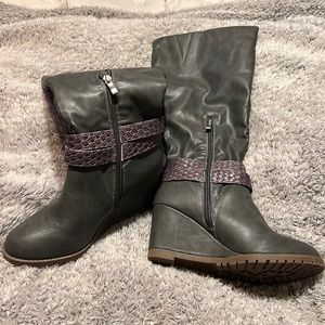 Womens wedge boots. Gray size 5.5 with cute buckles on the side.